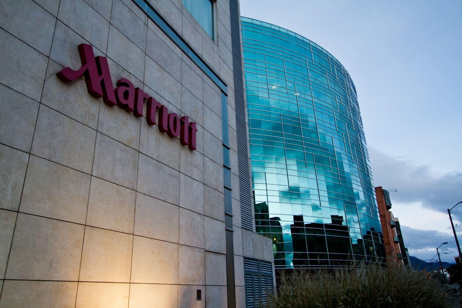 Fachada del Hotel Marriott al atardecer