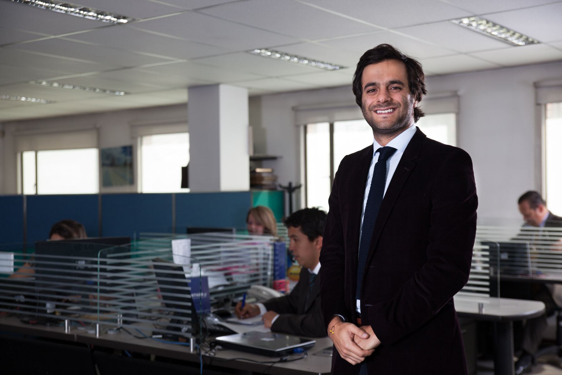Ejecutivo en oficina corporativa de Bogotá